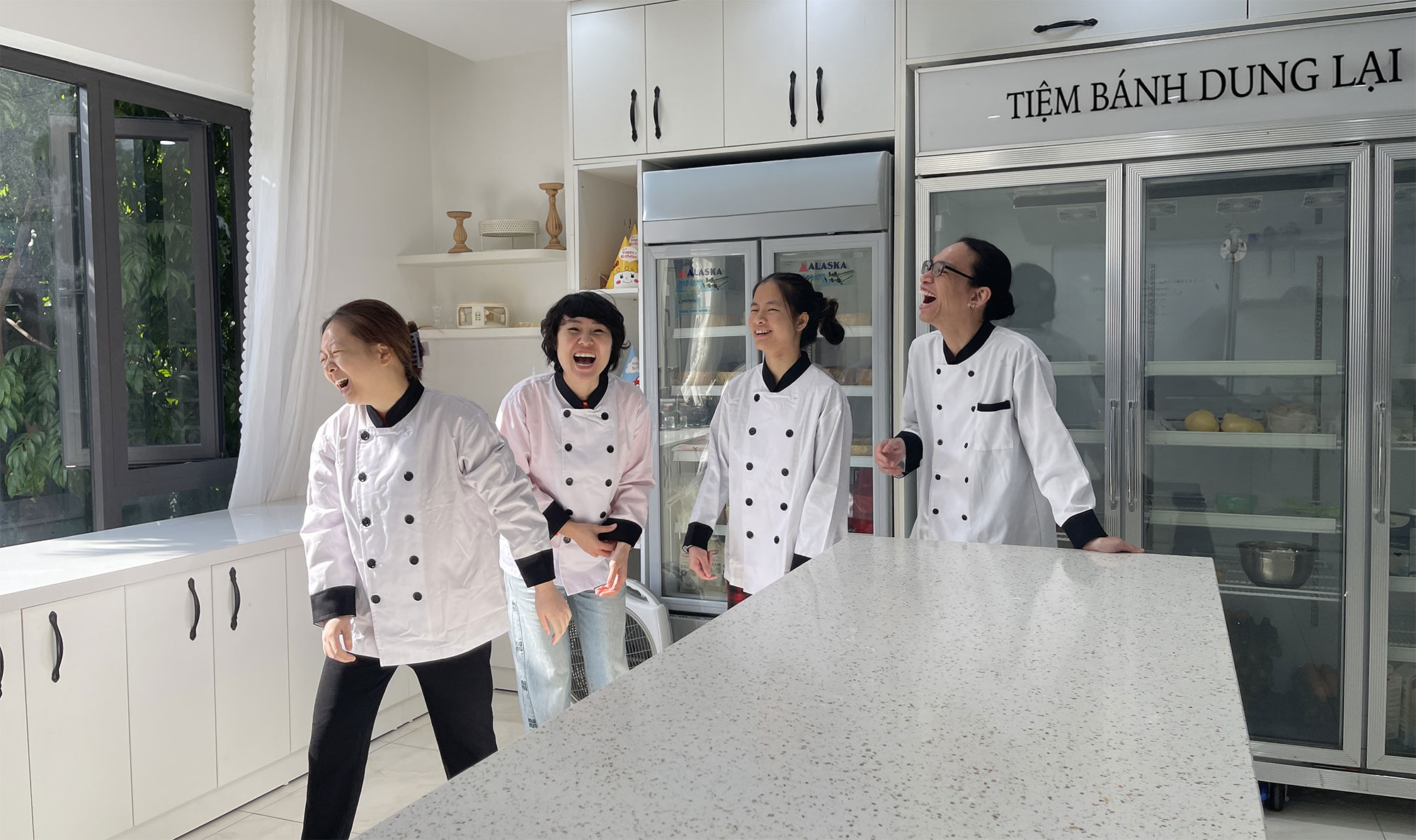 Đội ngũ thợ bánh tại Tiệm Bánh Dung Lại